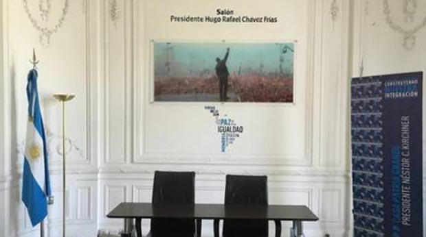 Personal del Ministerio de Cultura de la Nación, retiró las imagenes, dedicada al líder bolivariano.