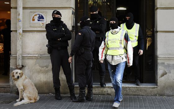 La Guardia Civil, en el inmueble registrado en Barcelona, en octubre de 2015.