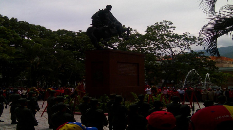 La gran mayoría de los actos se realizan en las plazas Bolívar de todo el país, en presencia de la Fuerza Armada Nacional Bolivariana. 