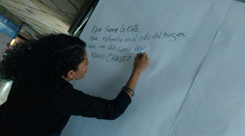 Trabajadores de Vicepresidencia de Planificación en Venezuela elaboran mural con mensajes para el Comandante.