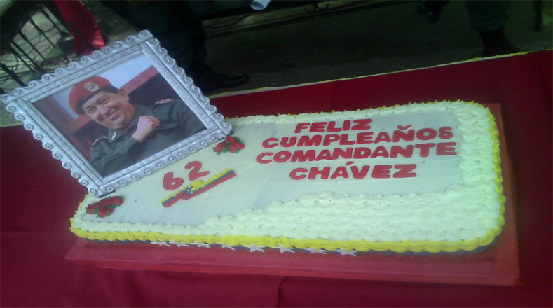 En varias partes del territorio también le cantaron cumpleaños a Chávez. 
