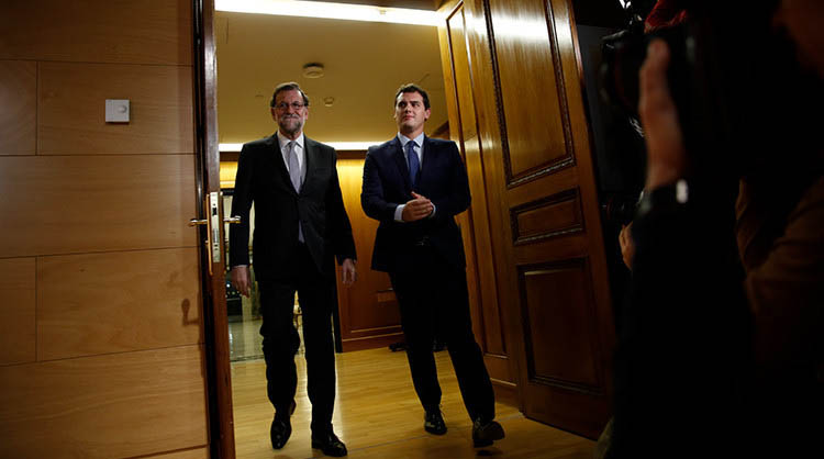 El partido de Albert Rivera (derecha) descartó una negociación con Mariano Rajoy (izquierda).