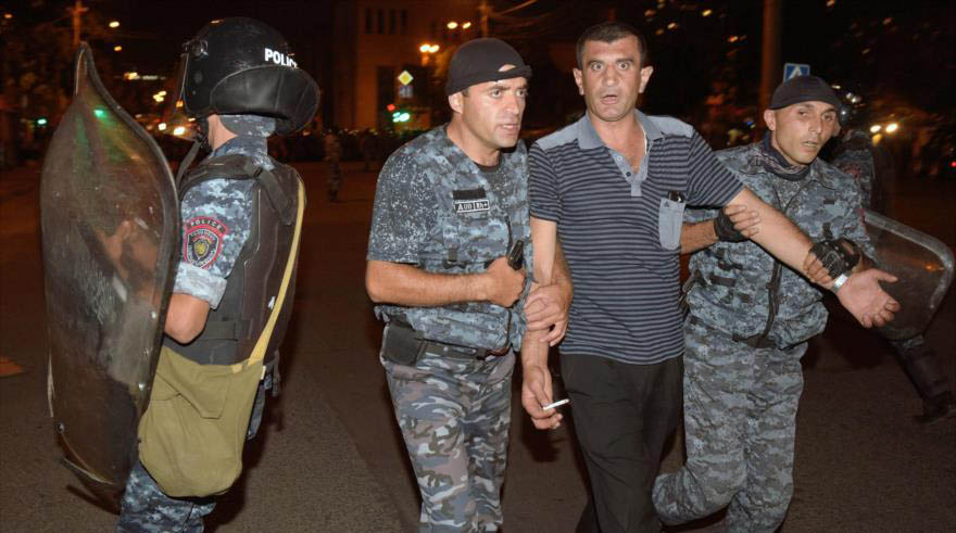 La seguridad de Armenia ha dado por terminado el ultimátum presentado este sábado al grupo armado que lleva ocupando el cuartel desde el 17 de julio.