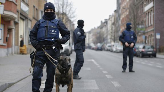 Policías belgas desplegados durante una operación antiterrorista