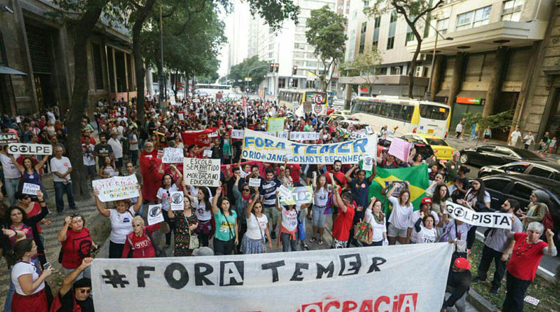 Miles de cariocas denuncian que con el golpe de Estado viene además la entrega de Petrobras.