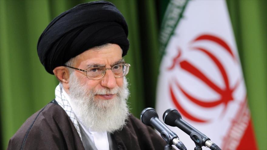 Ali Jamenei sostuvo una charla ante centenares de ciudadanos de todo el país que acudieron a su residencia..