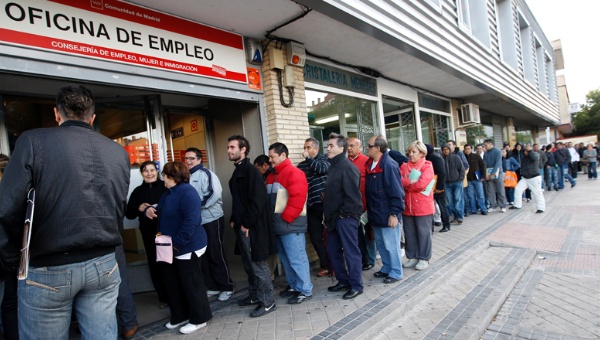 En España la tasa de paro entre los jóvenes de 16 y 25 años que buscan trabajo en junio era del 45,8 por ciento.