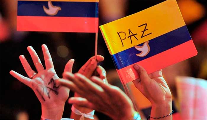 Los colombianos festejan la paz en el país.