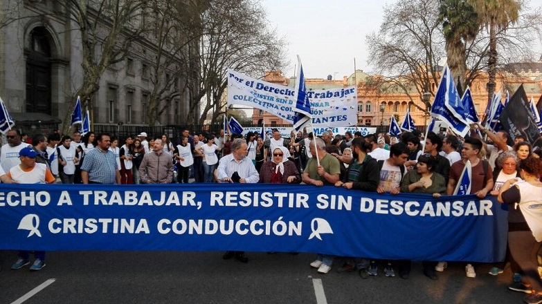 Manifestantes participaron en la "Marcha de la Resistencia", en apoyo a quienes no tienen trabajo.