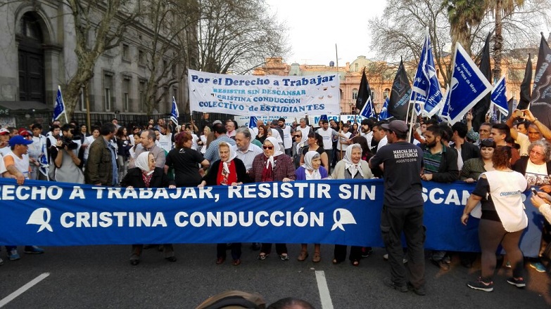 "Macri, pará la mano", era uno de los mensajes que se repetían en los carteles de la plaza porteña.