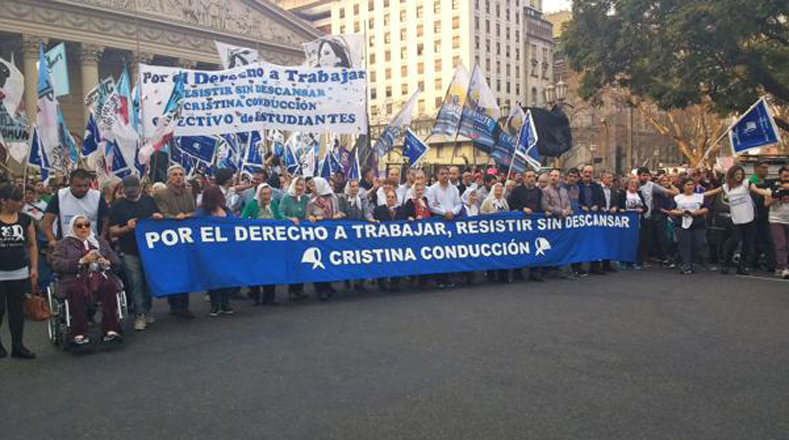 Hebe de Bonafini, la presidenta de la Asociación Madres de Plaza de Mayo, junto a militantes de organizaciones políticas y sociales están desplegados en la calle realizando desde este viernes la Marcha de la Resistencia.
