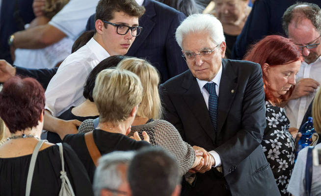  El presidente de Italia, Sergio Mattarella, y el primer ministro, Matteo Renzi, asisten a la ceremonia  en Ascoli Piceno. 