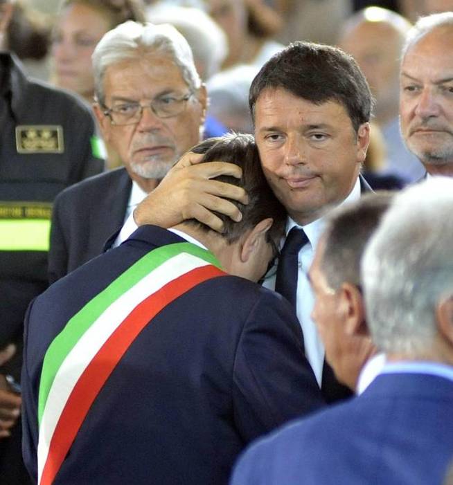 Conmovedor el momento entre el primer ministro italiano, Matteo Renzi, cuando abraza al alcalde Arquata del Trono en el funeral de las víctimas.