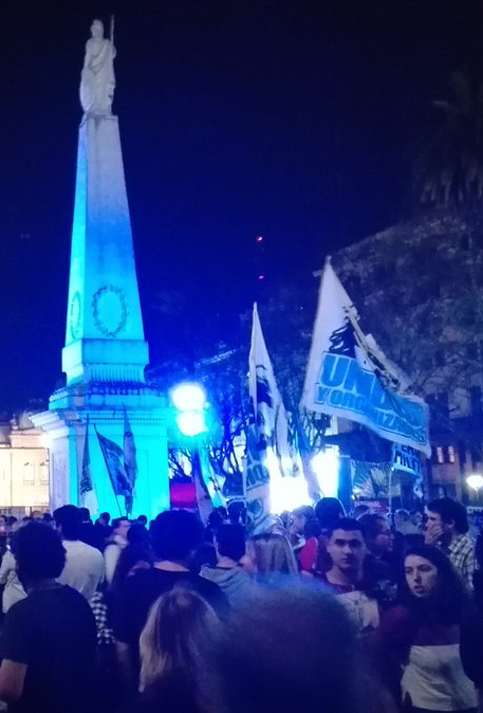 La movilización comenzó este viernes a las 17H00 hora local (20H00 GMT) en la Plaza de Mayo y concluye un día después a la misma hora con un acto de cierre.