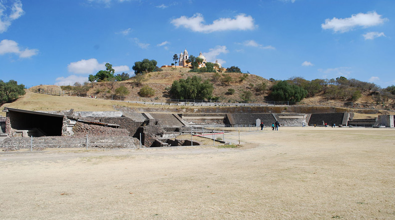  Los antiguos aztecas utilizaban la gran pirámide de Cholula como un lugar de culto durante mil años. Posteriormente, se trasladaron a una nueva ubicación más pequeña cerca. La falta de mantenimiento hizo que los ladrillos de barro empezaran a proporcionar nutrientes a todo tipo de vegetación tropical.