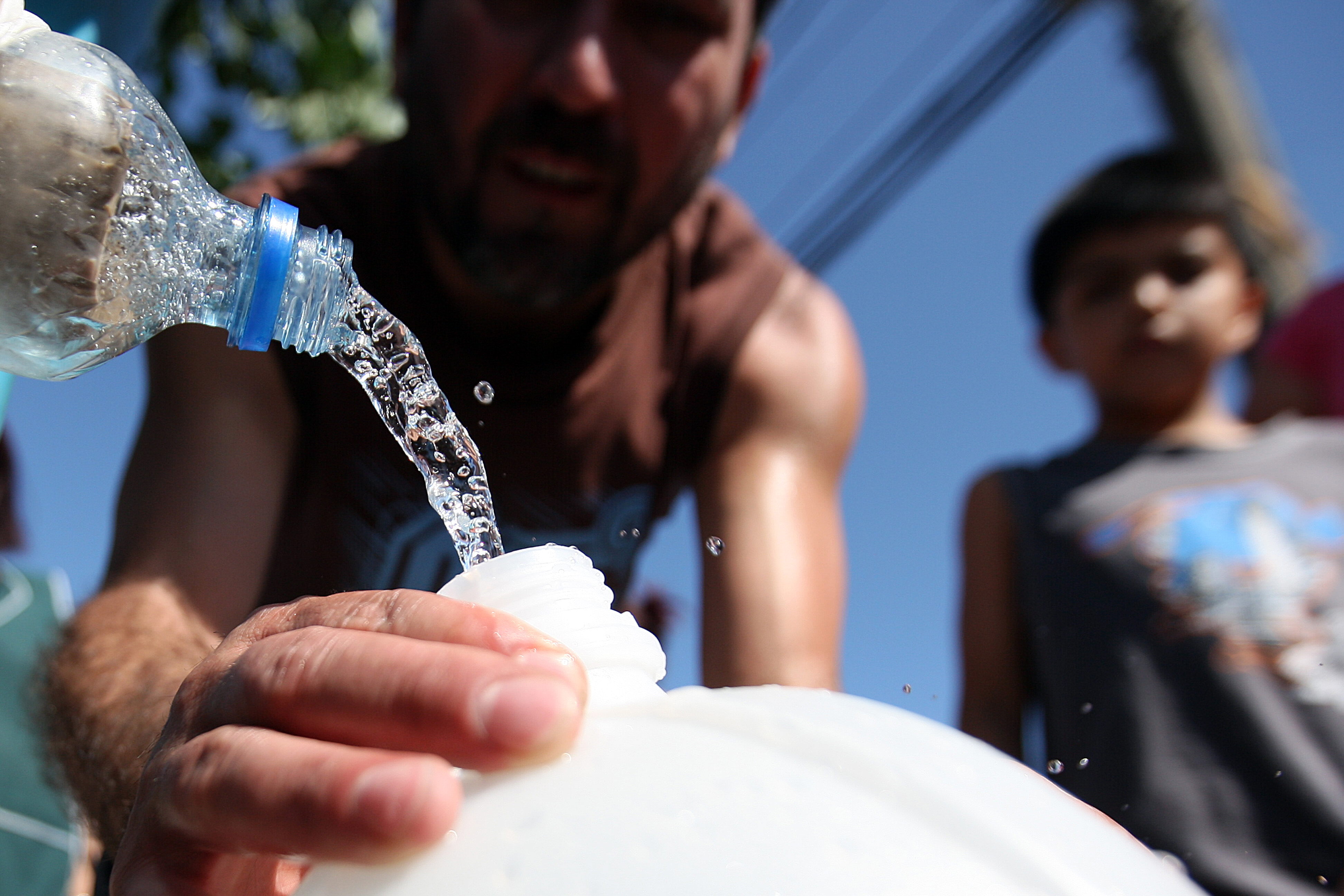 En una población de 140 mil habitantes las autoridades ya están repartiendo agua potable para evitar que se sigan enfermando los ciudadanos.