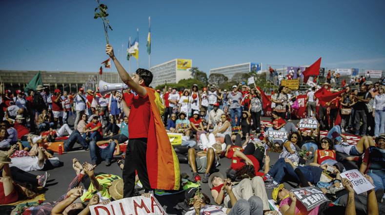 Cientos de brasileros llamaron a defender la democracia en nombre de Dilma Rousseff.
