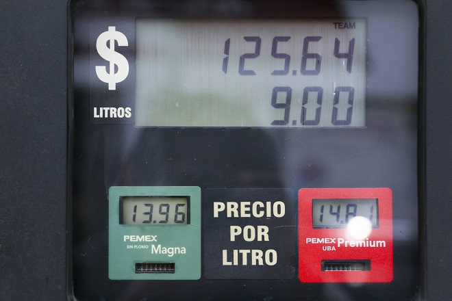 El presidente del partido MORENA criticó que la gasolina cueste en México 40 por ciento más que en EE.UU., donde el salario mínimo es 10 veces superior.