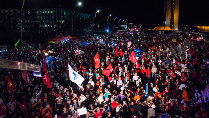 Miles de brasileños se lanzaron a las calles para brindar apoyo a la presidenta Dilma Rousseff durante las interrogaciones de los senadores en el Senado.