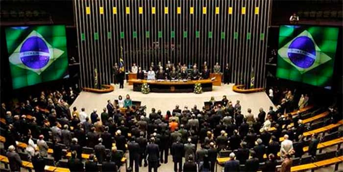 Los senadores de la oposición avanzaron un nuevo capítulo en la violación de las reglas del debido proceso y vulneraron los derechos políticos de Dilma.