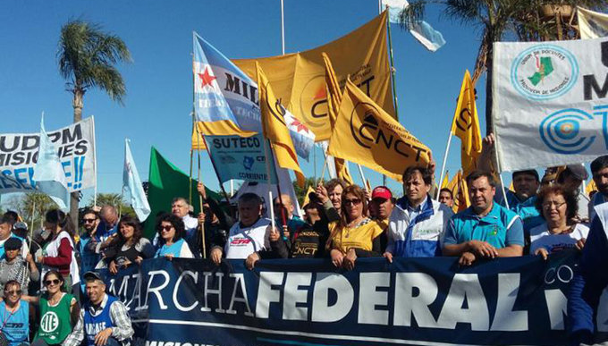 Los trabajadores salen a las calles para protestar contra el gobierno de Mauricio Macri.