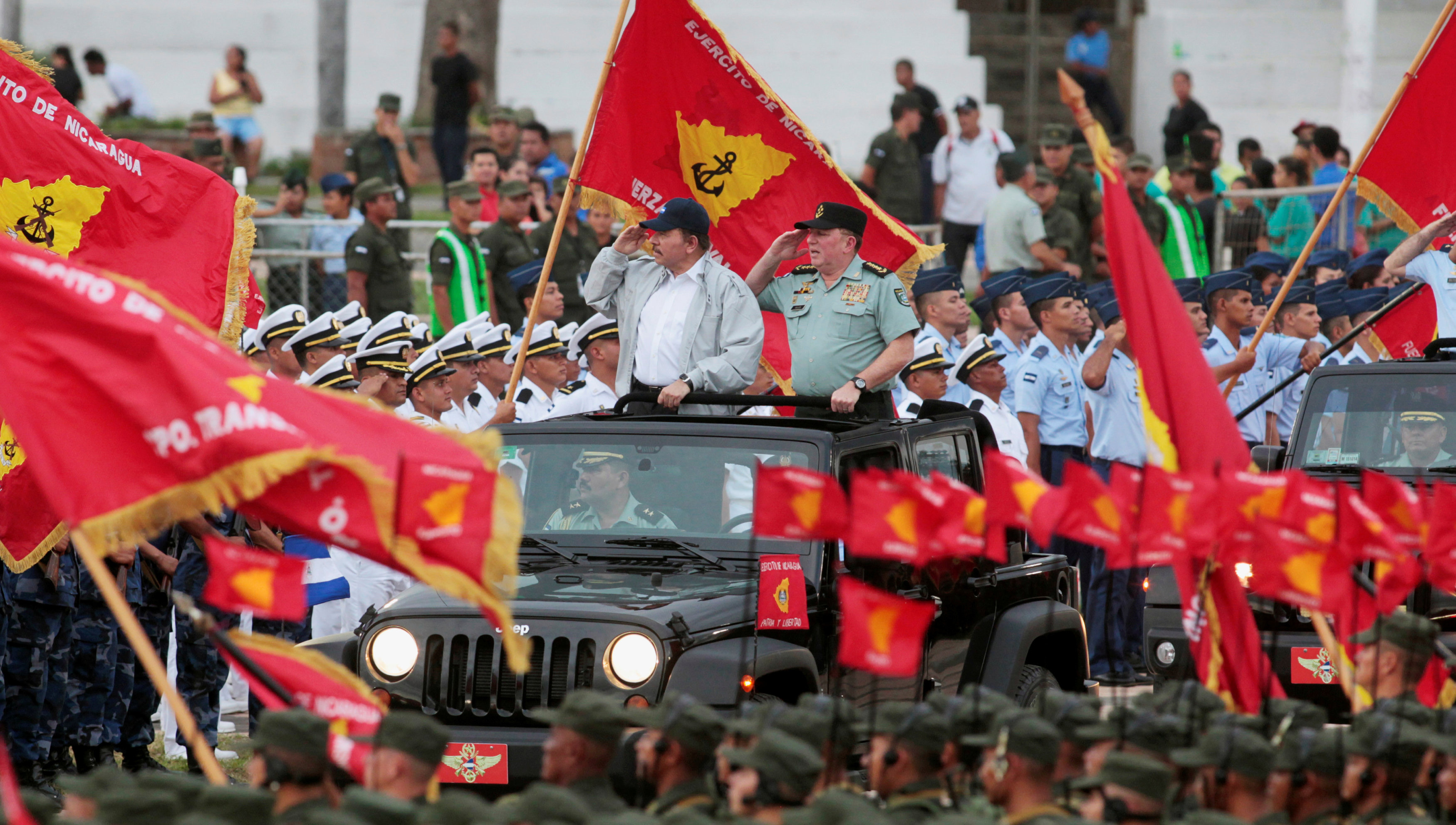 Daniel Ortega (izq.) junto al general Julio César Avilés (der.) en el acto por el aniversario 37 de las Fuerzas Armadas de Nicaragua.