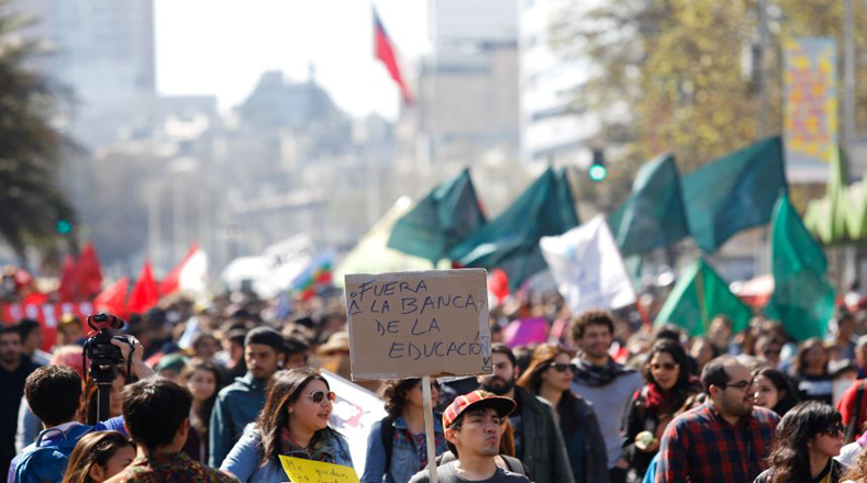Chilenos marchan nuevamente contra el lucro en la educación