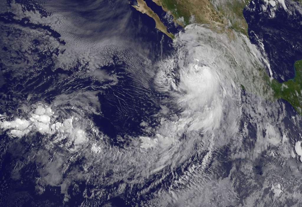 El huracán Newton debe tocar tierra este martes en la costa noroeste de México.