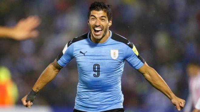 Luis Suárez anotó uno de los goles en la victoria de Uruguay sobre Paraguay.