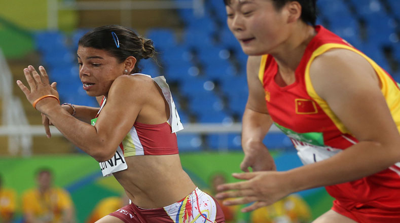 La venezolana Yescarly Medina (i) y Li Yingli de China (d), compiten en la prueba clasificatoria  los 100m