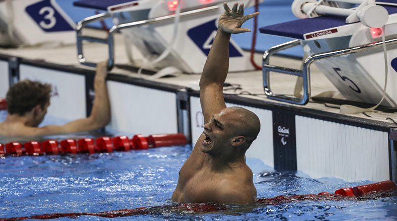 Italo Pereira de Brasil ganó la medalla de bronce en la prueba de natación 100 metros espaldas libres 