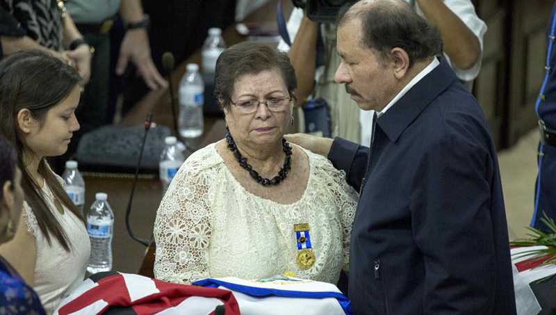 El presidente Daniel Ortega consoló a Leana Vivas, esposa del fallecido.