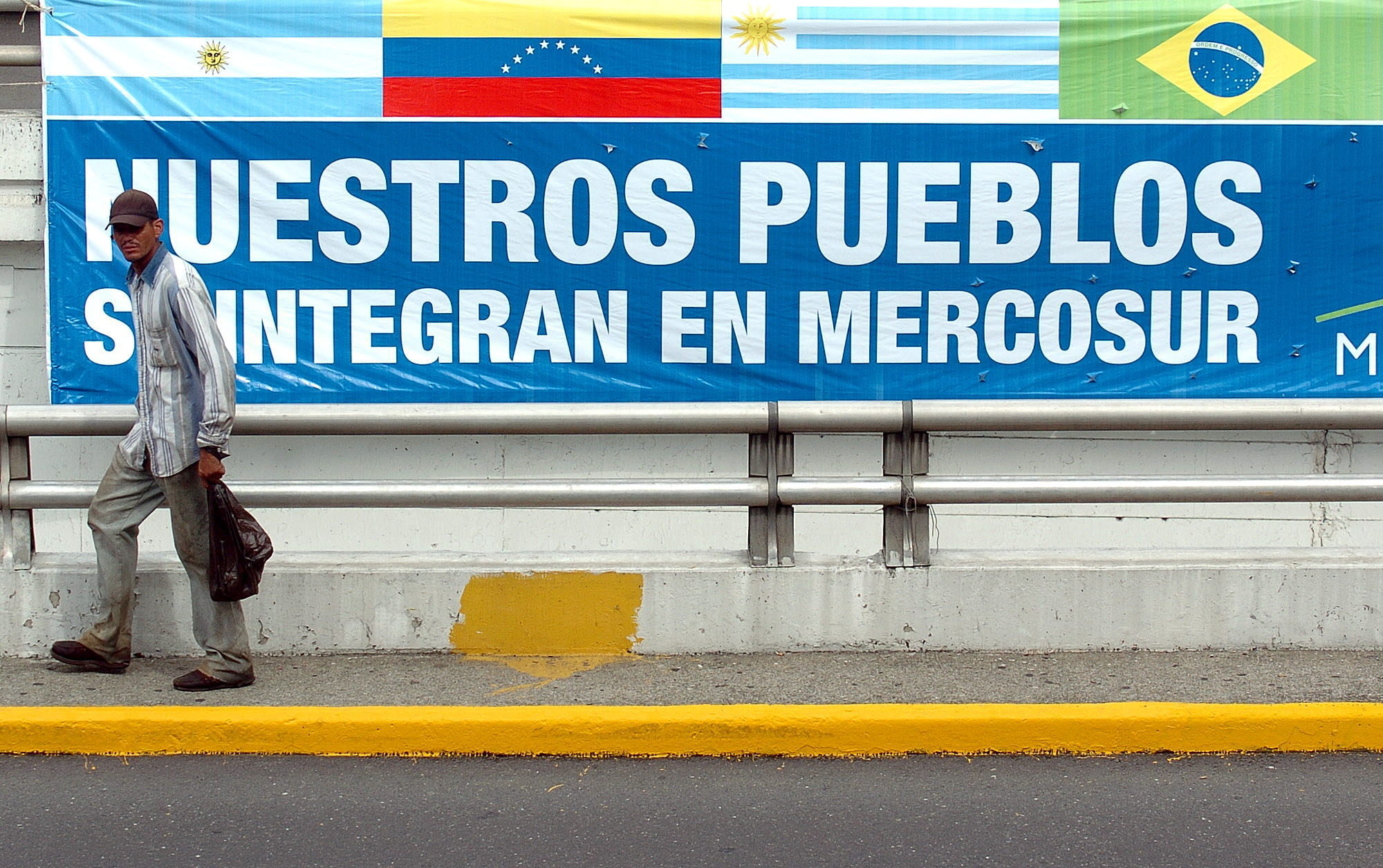 Cartel del Mercosur en Caracas, lugar donde los entonces presidentes Néstor Kirchner, Luiz Inácio Lula da Silva, Nicanor Duarte, Tabaré Vásquez, y  Hugo Chávez, firmaron el Protocolo de Adhesión de Venezuela al Mercosur en 2006.
