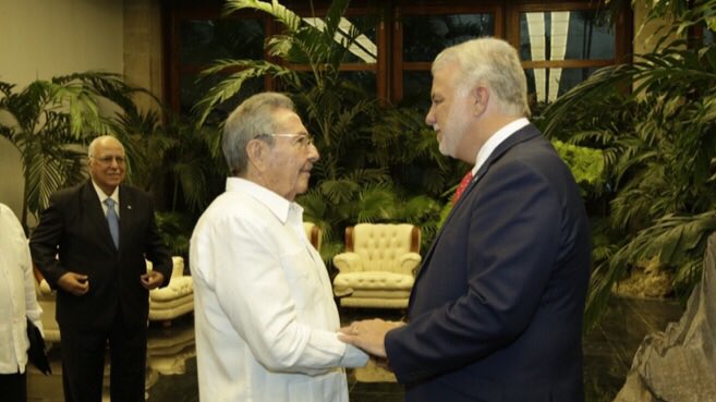 Encuentro del mandatario cubano Raúl Castro Ruz con Philippe Couillard, primer Ministro de la provincia canadiense de Quebec.