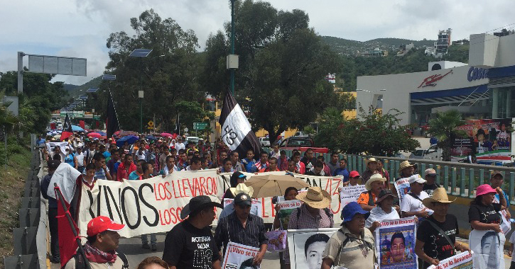 Más de cuatro mil personas, familias de los 43 estudiantes desaparecidos y maestros en Guerrero, marcharon este jueves en la autopista del Sol, dirección México - Acapulco.