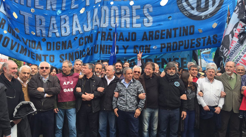 La manifestación fue convocada por las dos Centrales de Trabajadores de Argentina (CTA), lugar donde se realiza la audiencia pública para discutir los precios del servicio público.