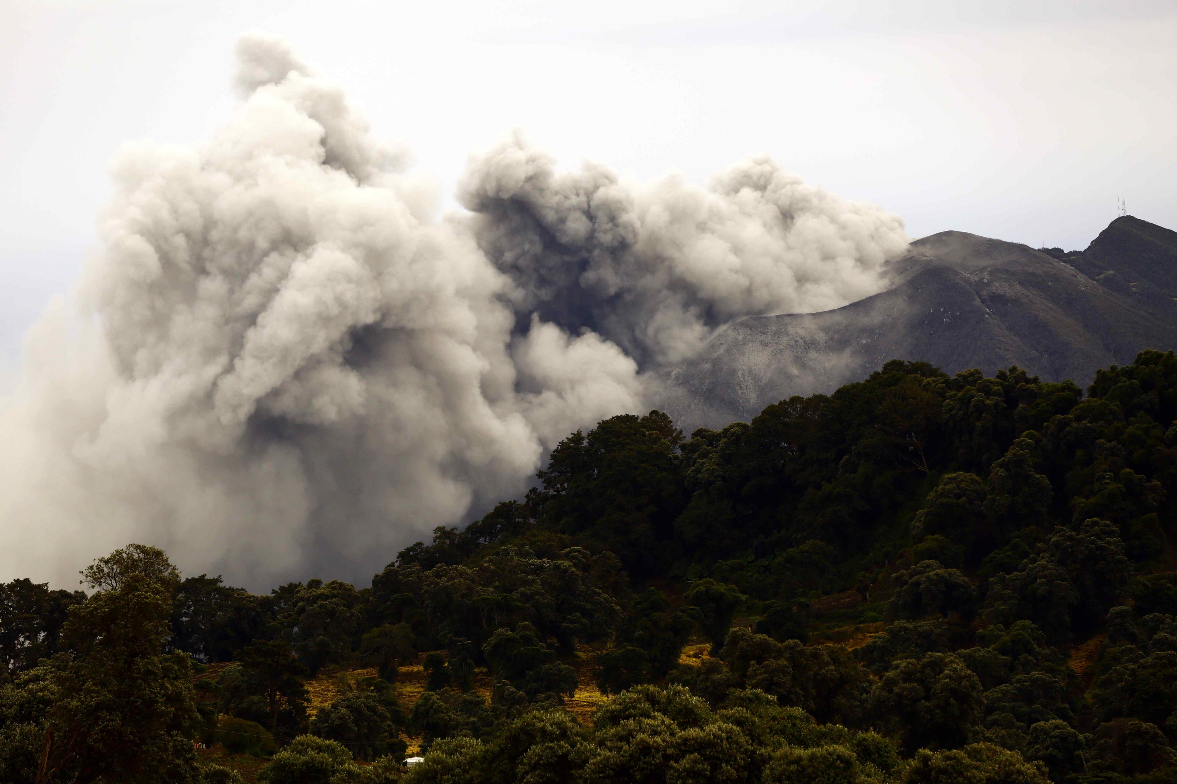 Volcán Turrialba emana lluvia de ceniza en el centro de Costa Rica