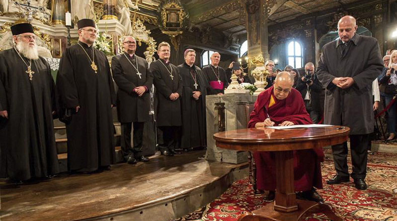 En diferentes partes del mundo, realizan actos conmemorativos a la fecha. En Polonia, el líder espiritual tibetano, Dalai Lama XIV firmó el "Llamamiento para la Paz". En el acto estuvieron presente los representantes del Cristianismo, Judaismo, Budismo e Islam.