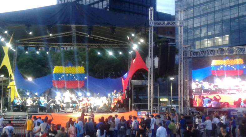 José Camacho, cantor venezolano, interpretó la pieza "Venezuela", segundo himno de la nación suramericana cuya letra describe el amor por la patria.  