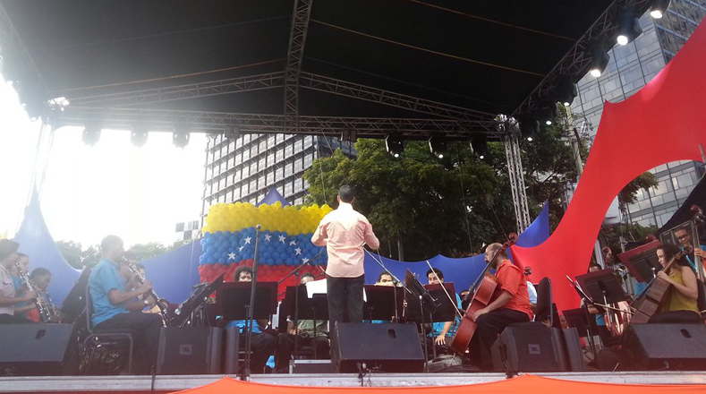 La Banda Marcial de Caracas, Venezuela, fue la encargada de abrir el concierto por la paz promovido por el Gobierno de esa nación suramericana.