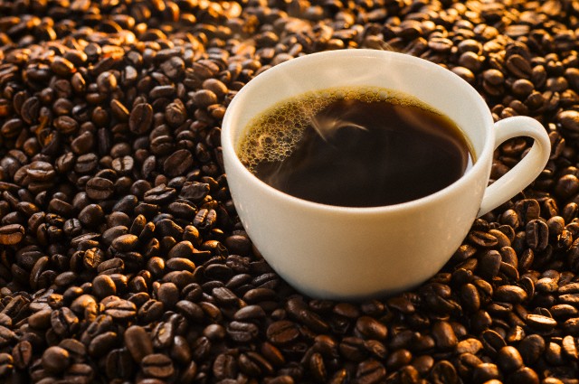 Una taza de café disminuye el riesgo de padecer depresión, por lo menos en las mujeres.