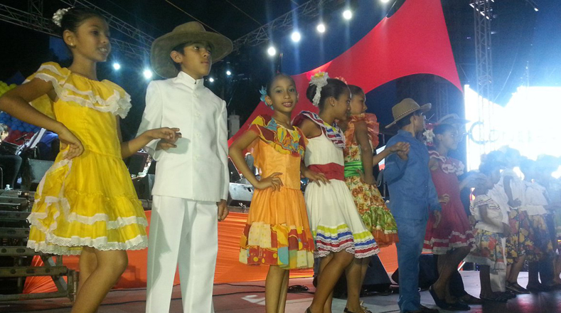 Los niños danzaron al ritmo del joropo, vestidos con trajes coloridos, representando el folclore venezolano.