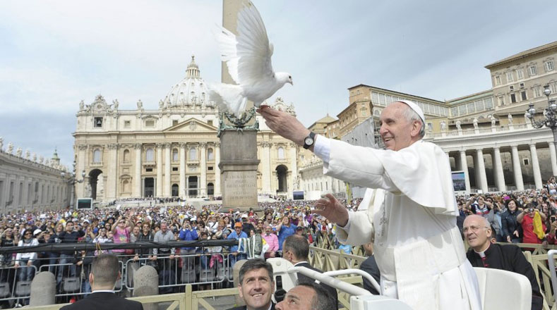 "Tenemos sed de paz, luchemos contra la indiferencia", ha sido una de las frases que el papa Francisco ha instado al mundo para lograr la paz.