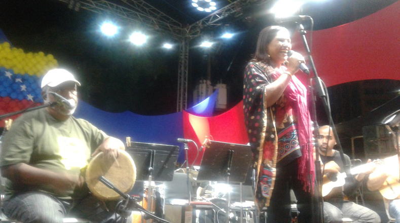 Daisy Gutierrez, cantora oriunda de Cumaná, estado Sucre, Venezuela, deleitó con su voz a los venezolanos que dedicaron su tarde a escuchar a esta y otros artistas.