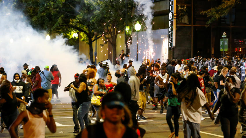 La policía de Charlotte lanzó gases lacrimógenos a los manifestantes.