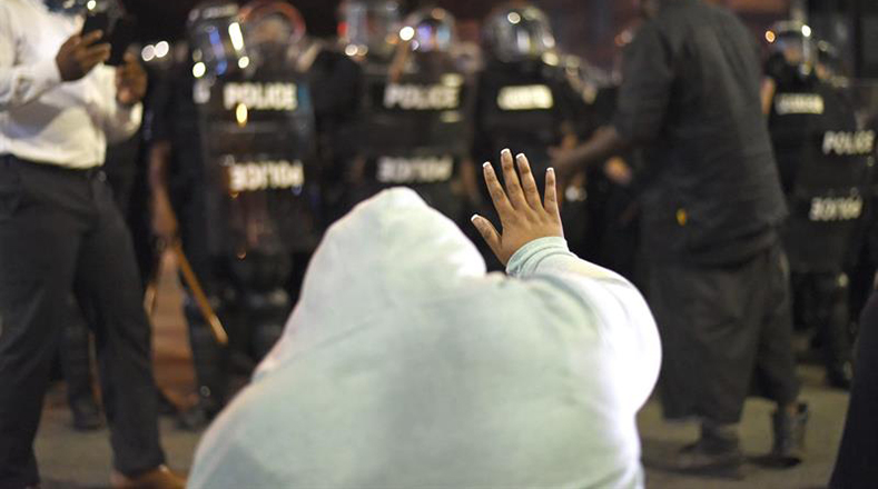 Detengan la violencia policial contra afrodescendientes, proclaman los manifestantes.