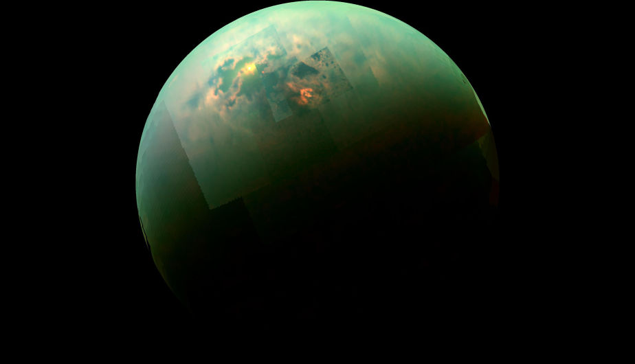 La imagen infrarroja tomada por Cassini, muestra como la luz solar se refleja en los océanos del norte de Titán, satélite de Saturno.