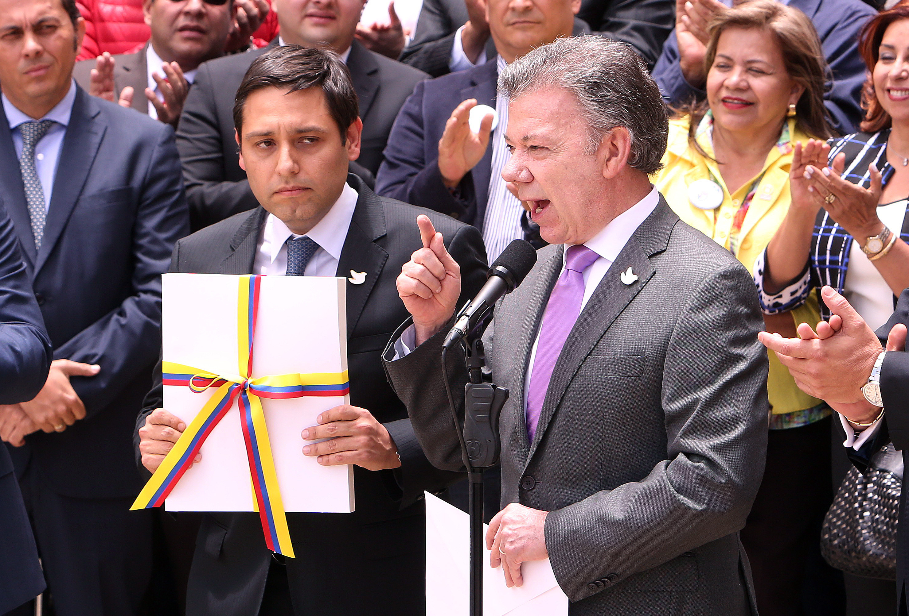 El presidente Juan Manuel Santos entregó al Congreso de Colombia el texto definitivo del acuerdo de paz con las FARC, previo a la convocatoria del plebiscito del 2 de octubre.
