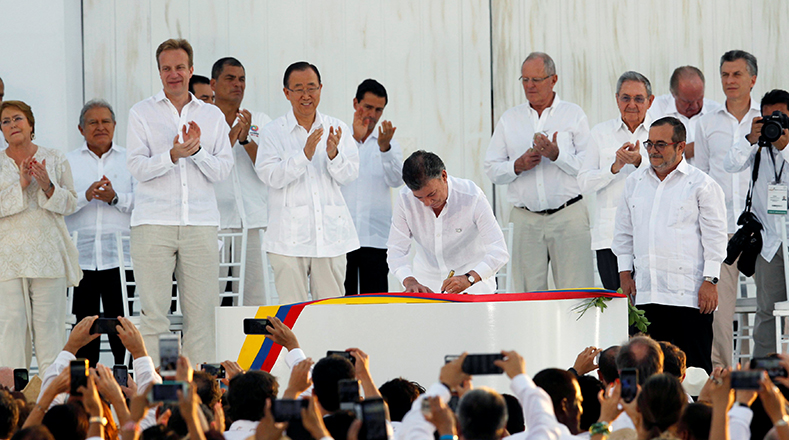 Instante en que el presidente Juan Manuel Santos firma la paz.