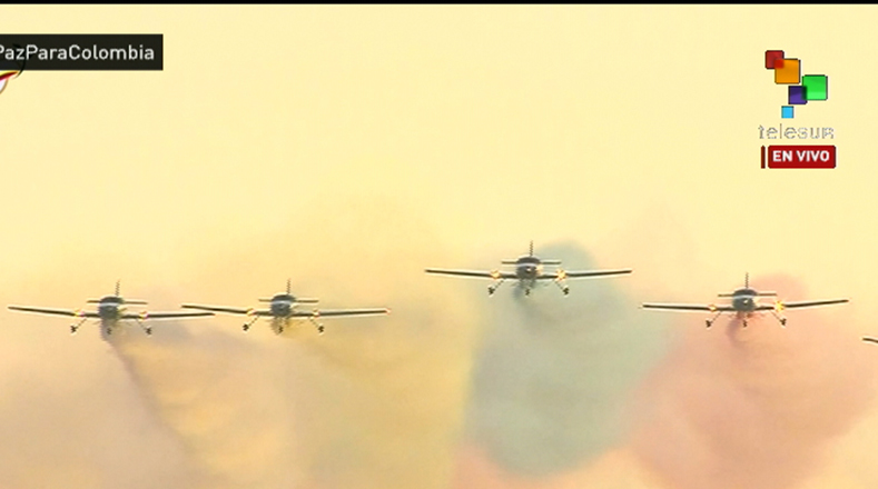 Aviones con el tricolor colombiano.